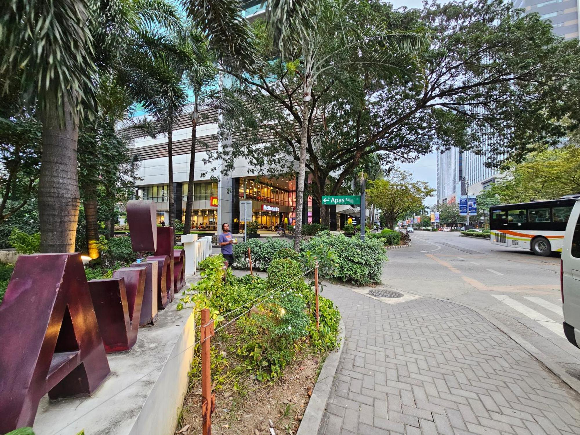 11th-floor 1br It Park Unit-walk To Ayala-sugbo Apartment Cebu