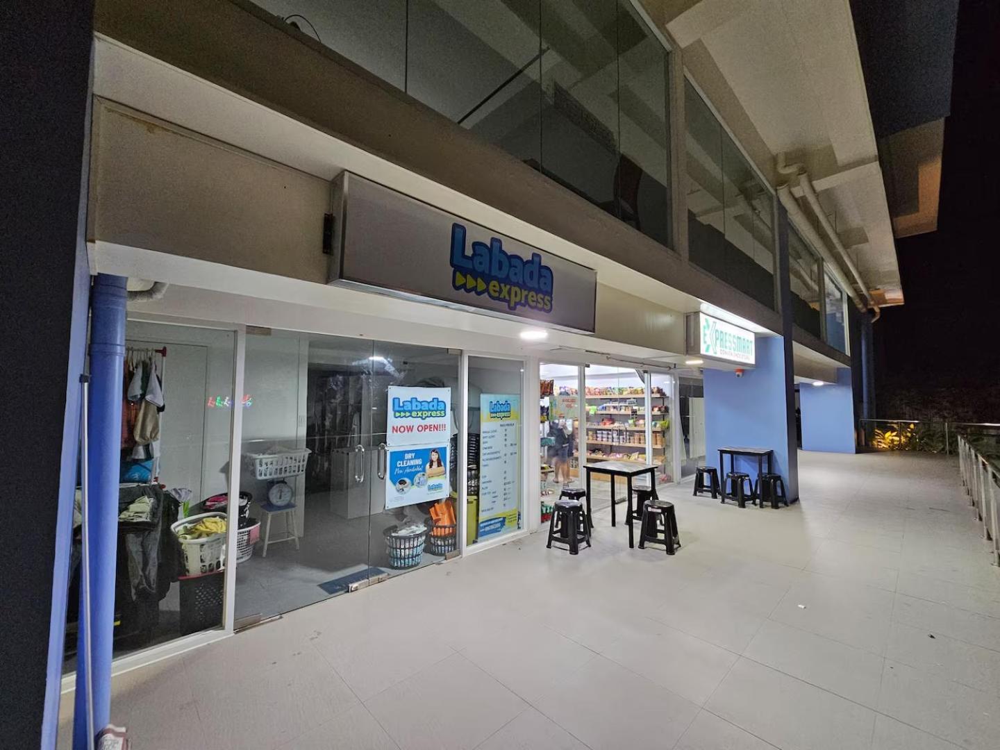 Aparthotel Elegant With Balcony Unit 625 - 6th Floor - Near Ateneo De Cebu - High Speed Internet - Northwoods Place Mandaue City
