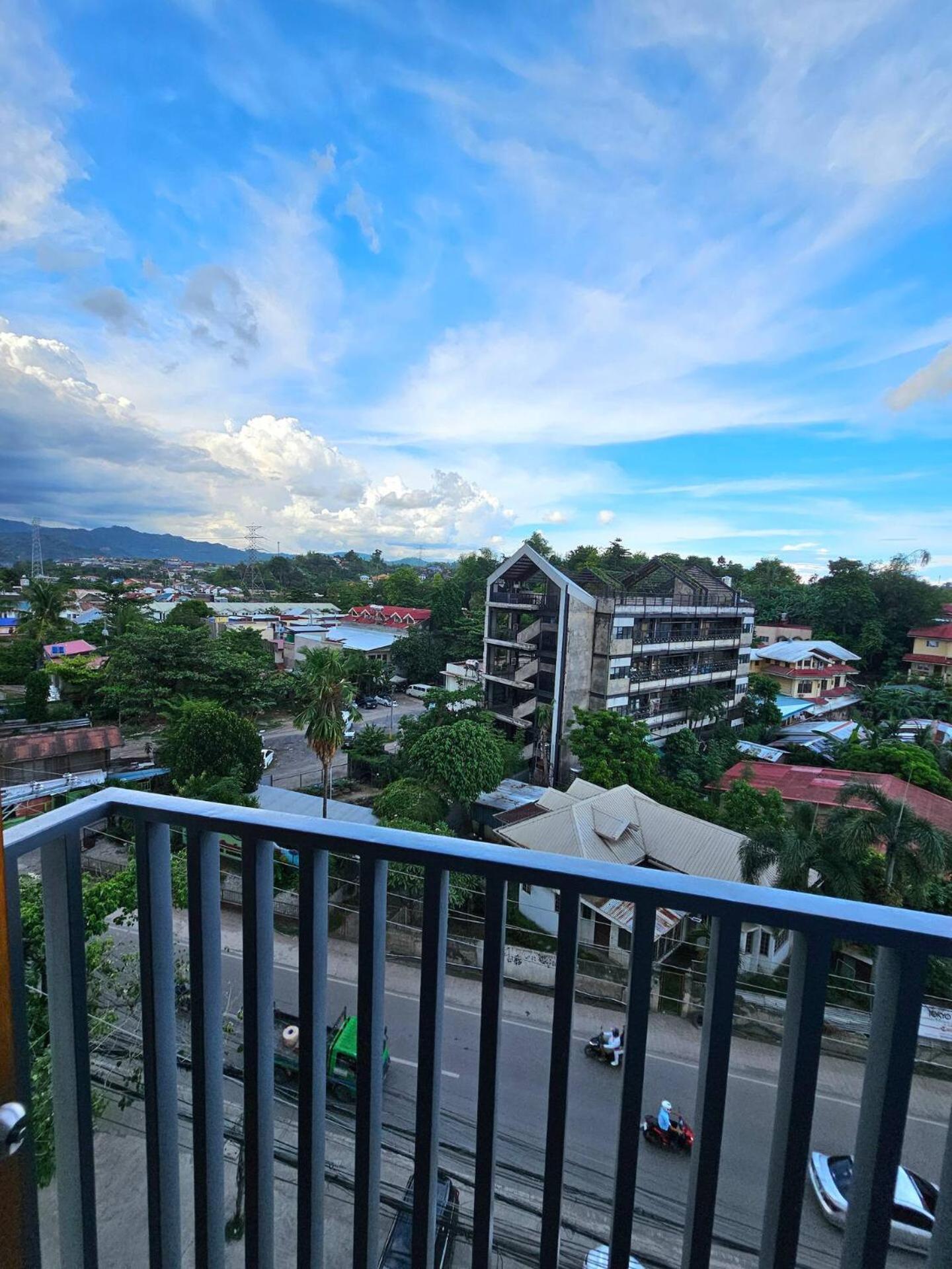 Elegant With Balcony Unit 625 - 6th Floor - Near Ateneo De Cebu - High Speed Internet - Northwoods Place Mandaue City