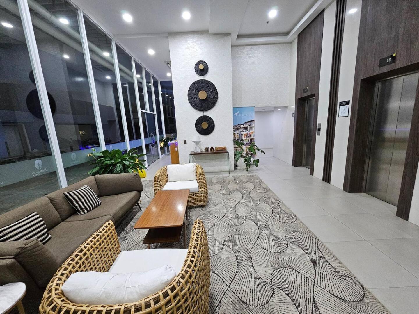 Elegant With Balcony Unit 625 - 6th Floor - Near Ateneo De Cebu - High Speed Internet - Northwoods Place Aparthotel *