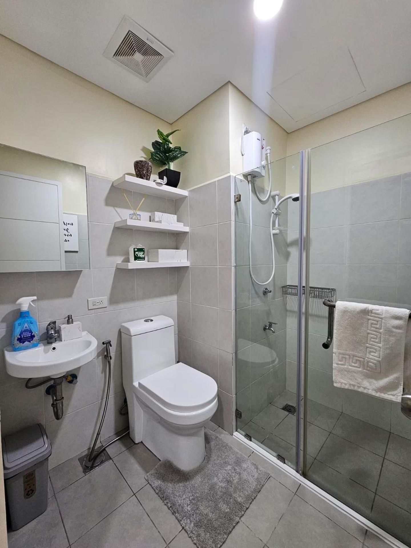 Aparthotel Elegant With Balcony Unit 625 - 6th Floor - Near Ateneo De Cebu - High Speed Internet - Northwoods Place *