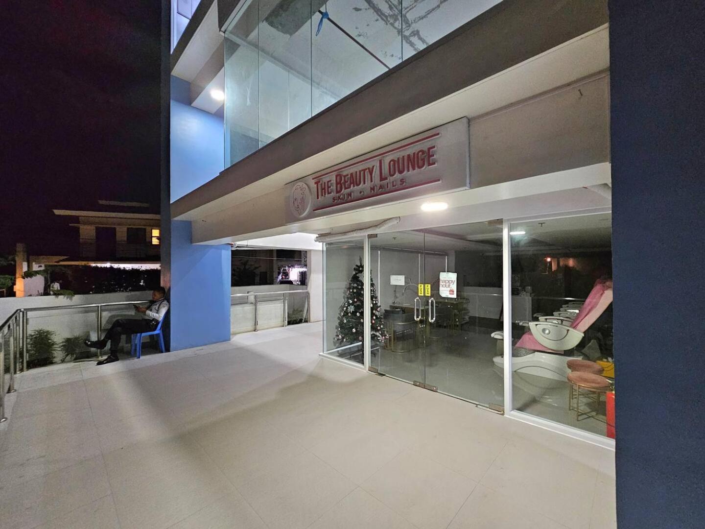 Aparthotel Elegant With Balcony Unit 625 - 6th Floor - Near Ateneo De Cebu - High Speed Internet - Northwoods Place Mandaue City