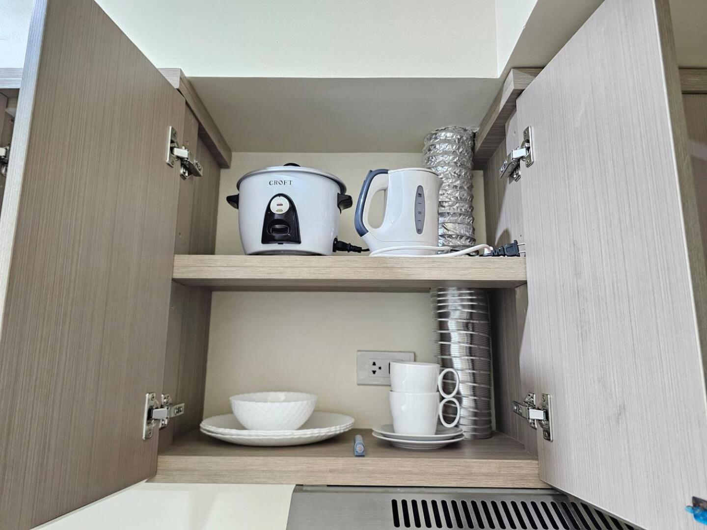 Elegant With Balcony Unit 625 - 6th Floor - Near Ateneo De Cebu - High Speed Internet - Northwoods Place *