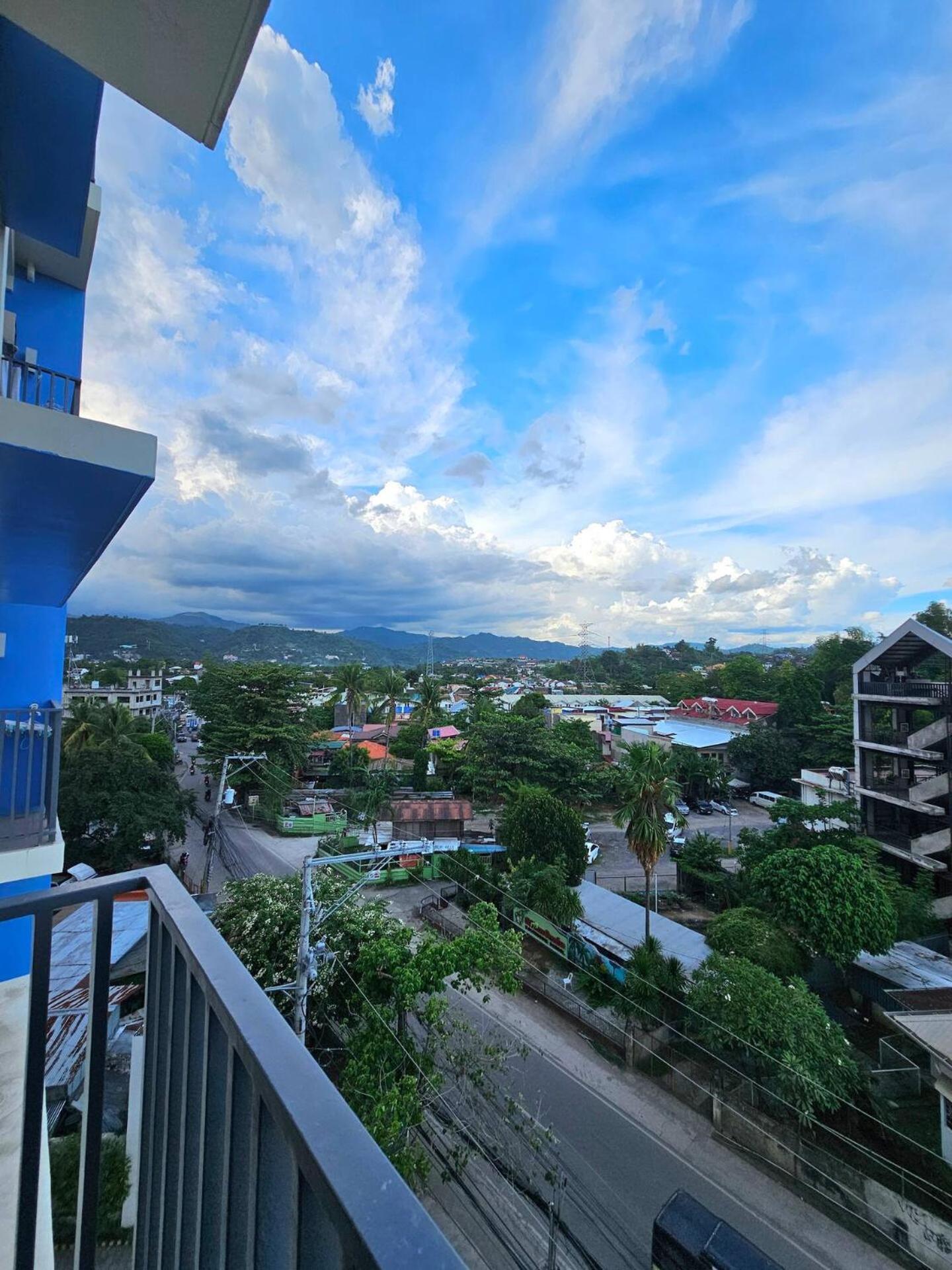 Elegant With Balcony Unit 625 - 6th Floor - Near Ateneo De Cebu - High Speed Internet - Northwoods Place