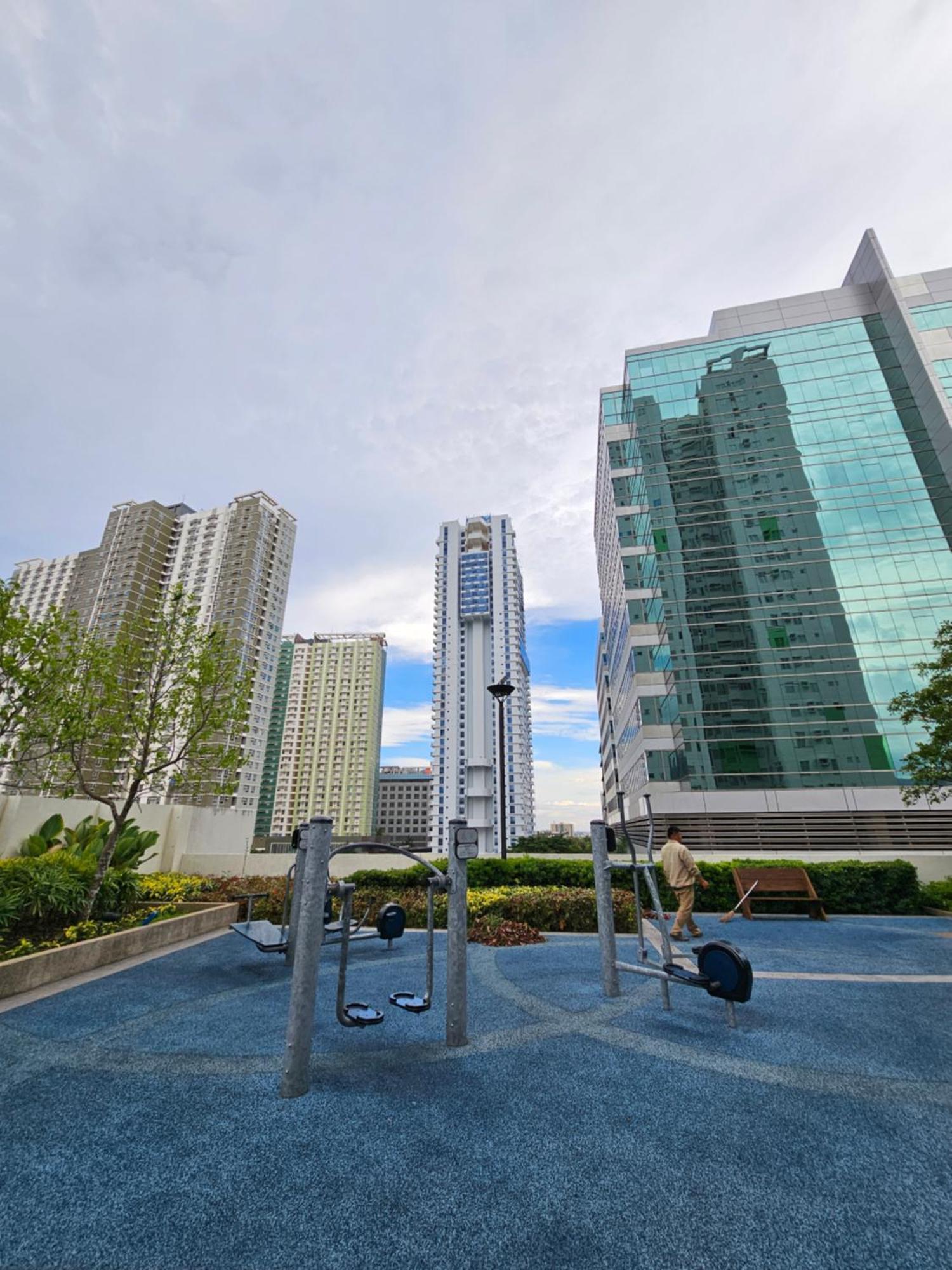 20th Floor 1br It Park Unit Across Sugbo Mercado Apartment Cebu