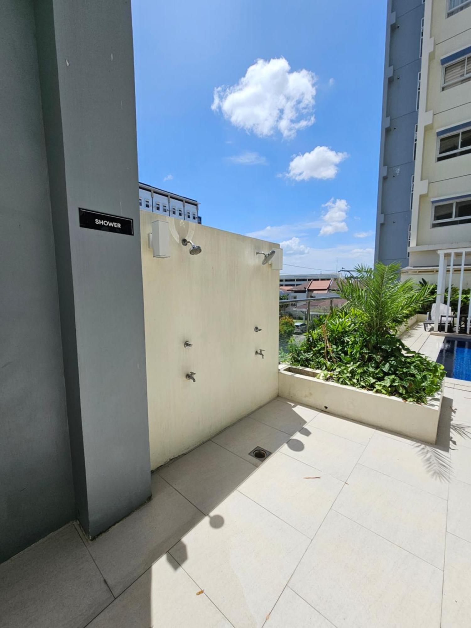 Elegant With Balcony Unit 625 - 6th Floor - Near Ateneo De Cebu - High Speed Internet - Northwoods Place