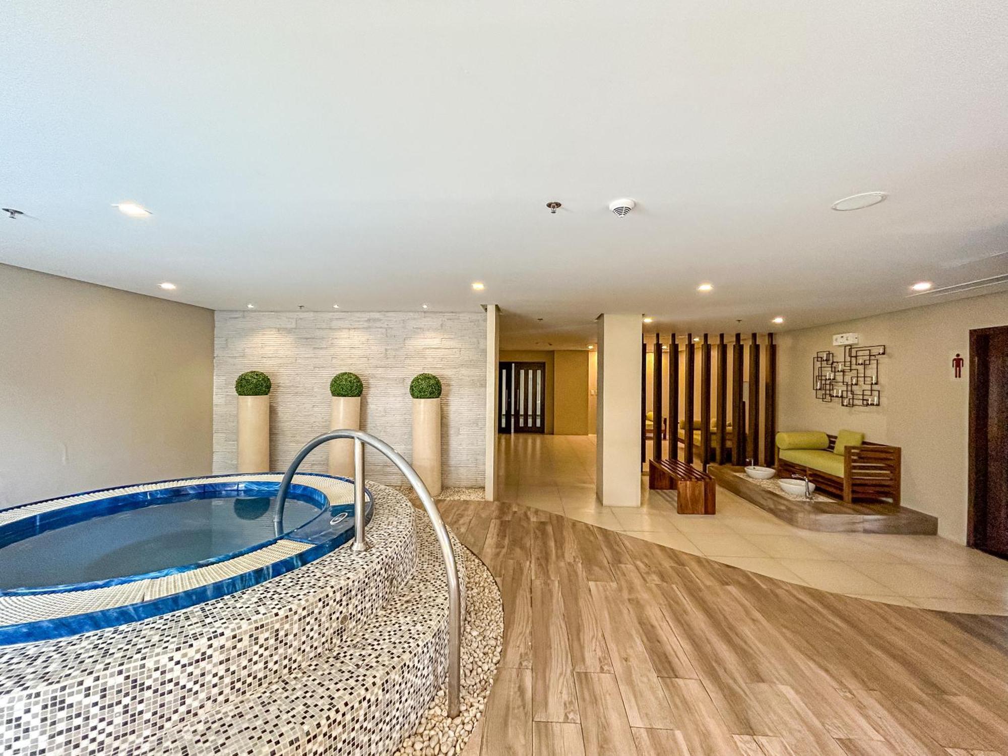 Modern 1br W Exclusive Pool Access Lapu-Lapu City