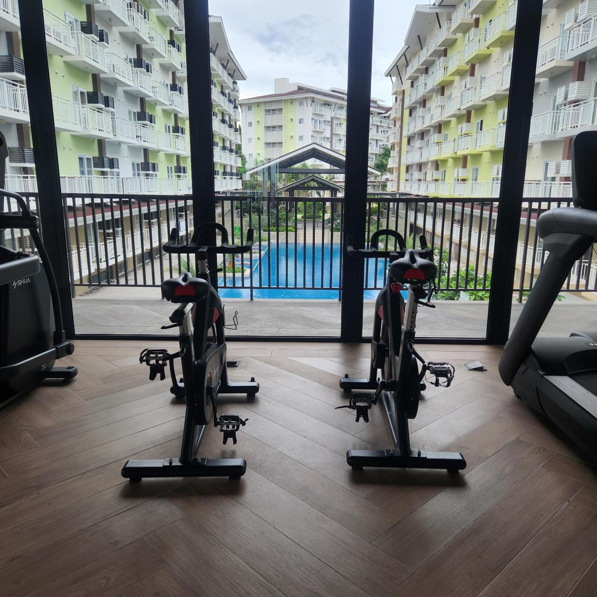 Azur Suites: Stylish Airport Retreat With Netflix & Luxe Pool Apartment