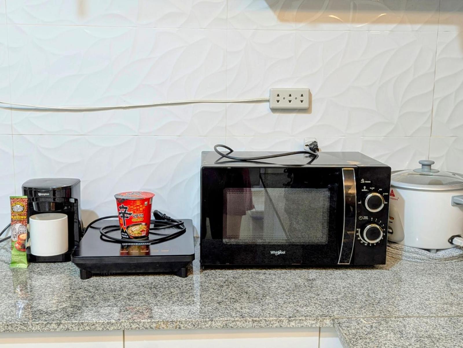 King Bed, Big Kitchen, Fast Wifi, Near Airport Hostel