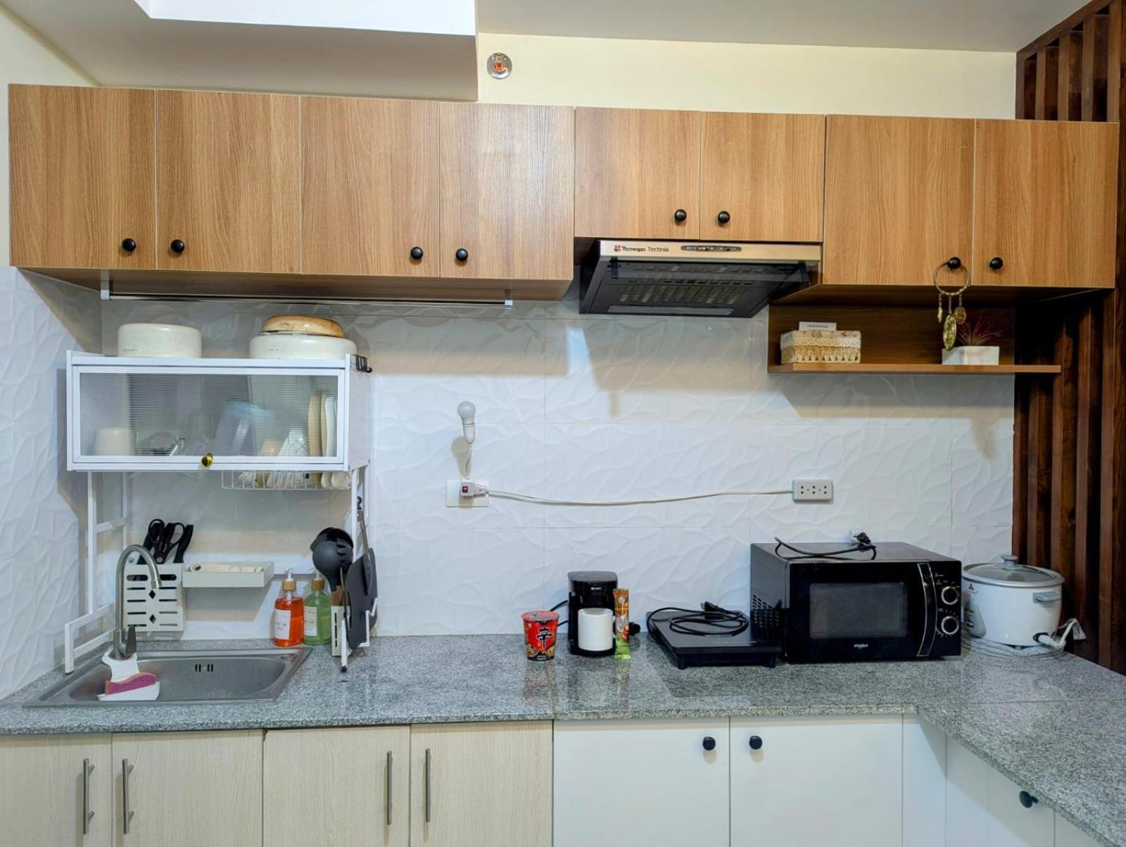 King Bed, Big Kitchen, Fast Wifi, Near Airport Hostel *