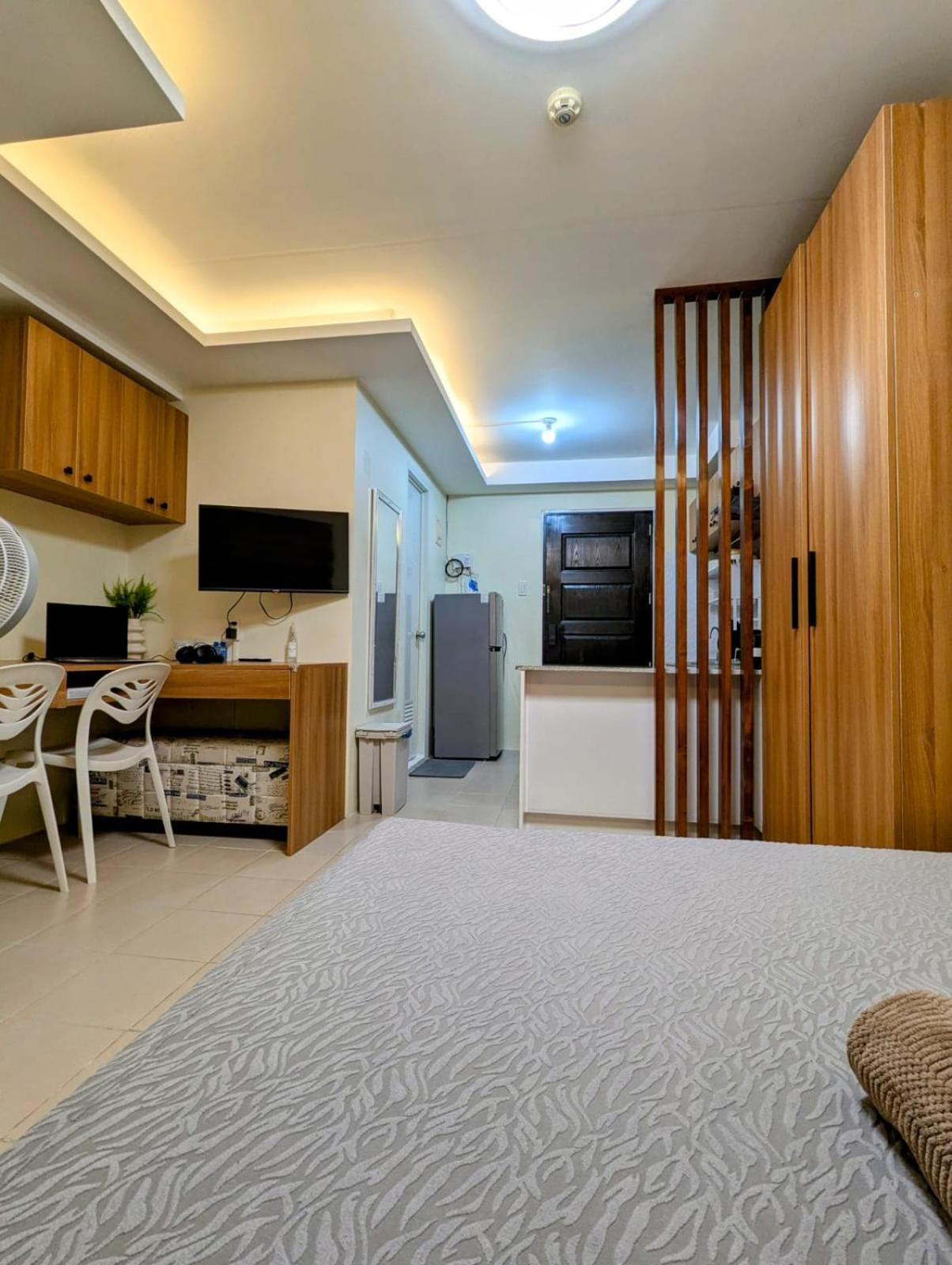 King Bed, Big Kitchen, Fast Wifi, Near Airport *