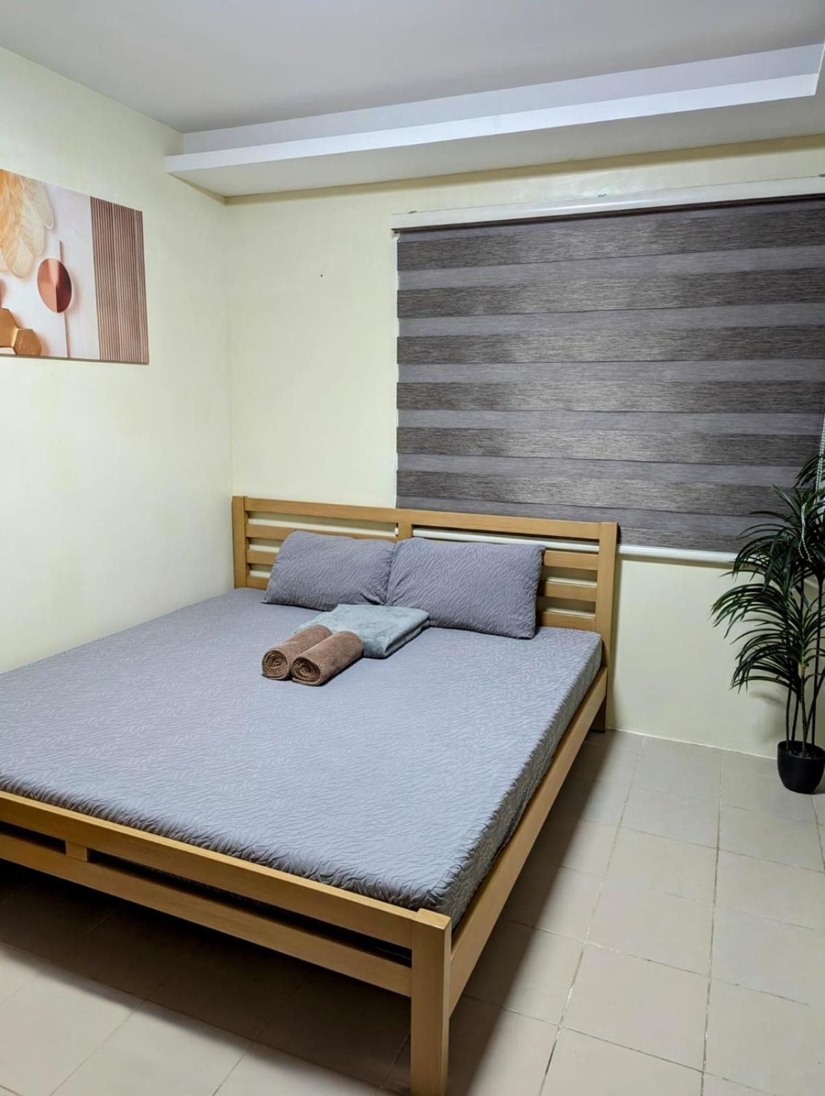 King Bed, Big Kitchen, Fast Wifi, Near Airport Hostel