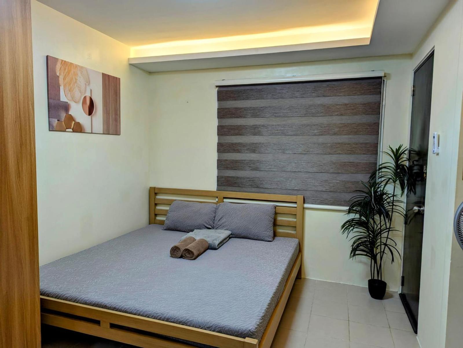 King Bed, Big Kitchen, Fast Wifi, Near Airport