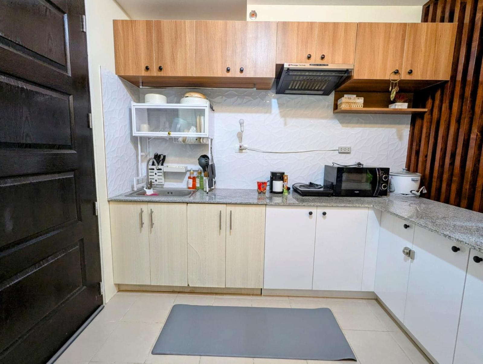 Hostel King Bed, Big Kitchen, Fast Wifi, Near Airport *