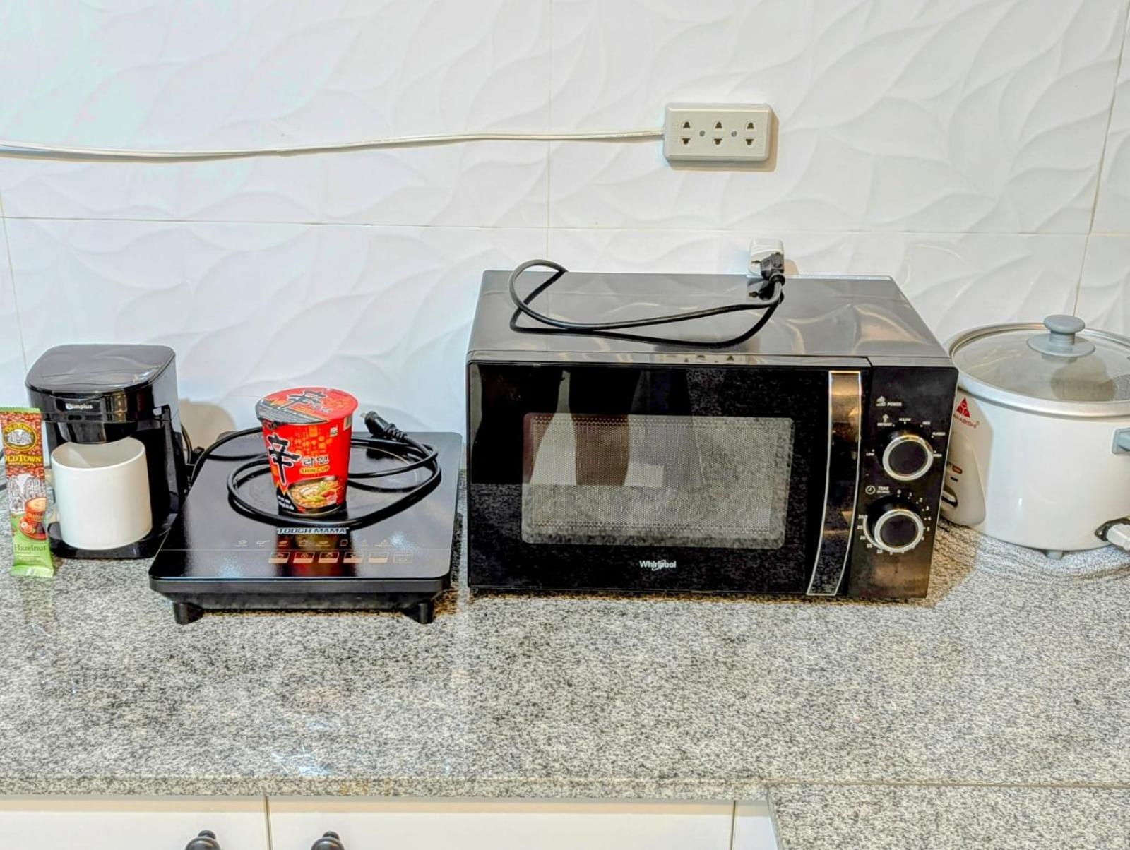 King Bed, Big Kitchen, Fast Wifi, Near Airport *