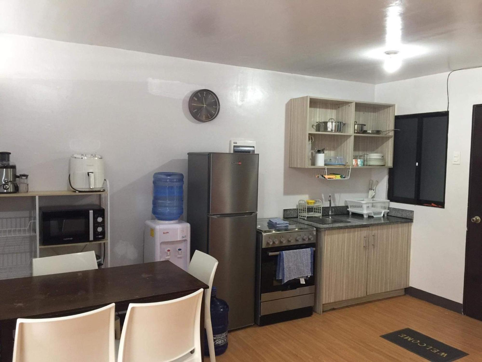 Apartment 2 Bedroom Unit-wifi-a/c-hot Shower