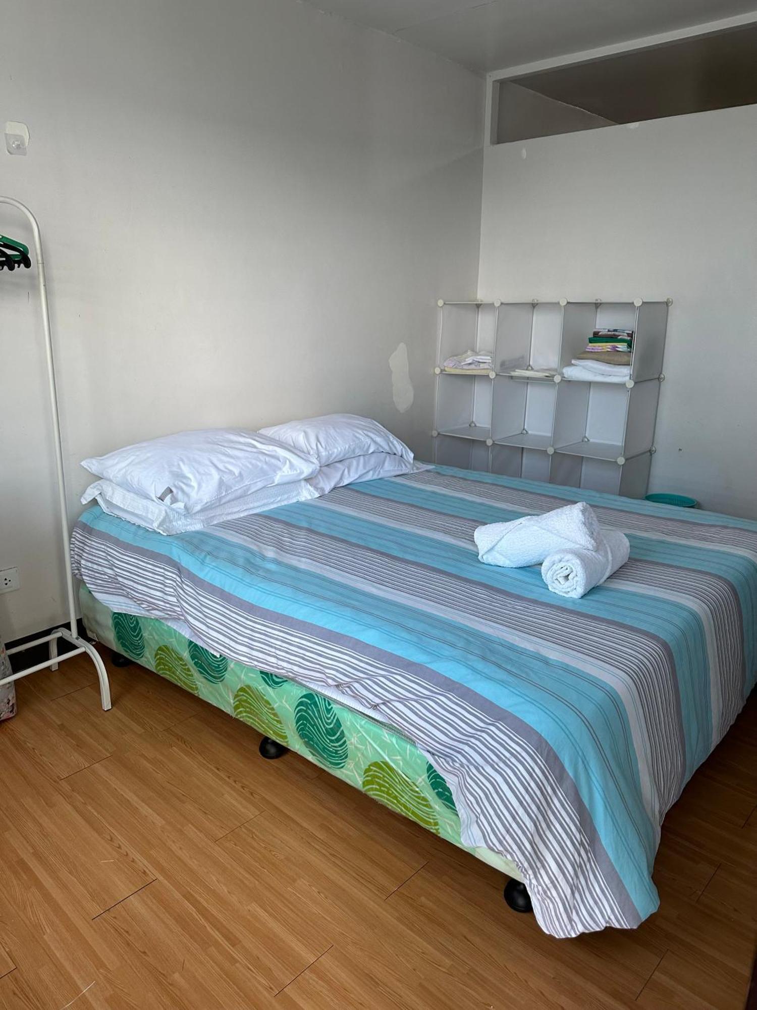 Apartment 2 Bedroom Unit-wifi-a/c-hot Shower *