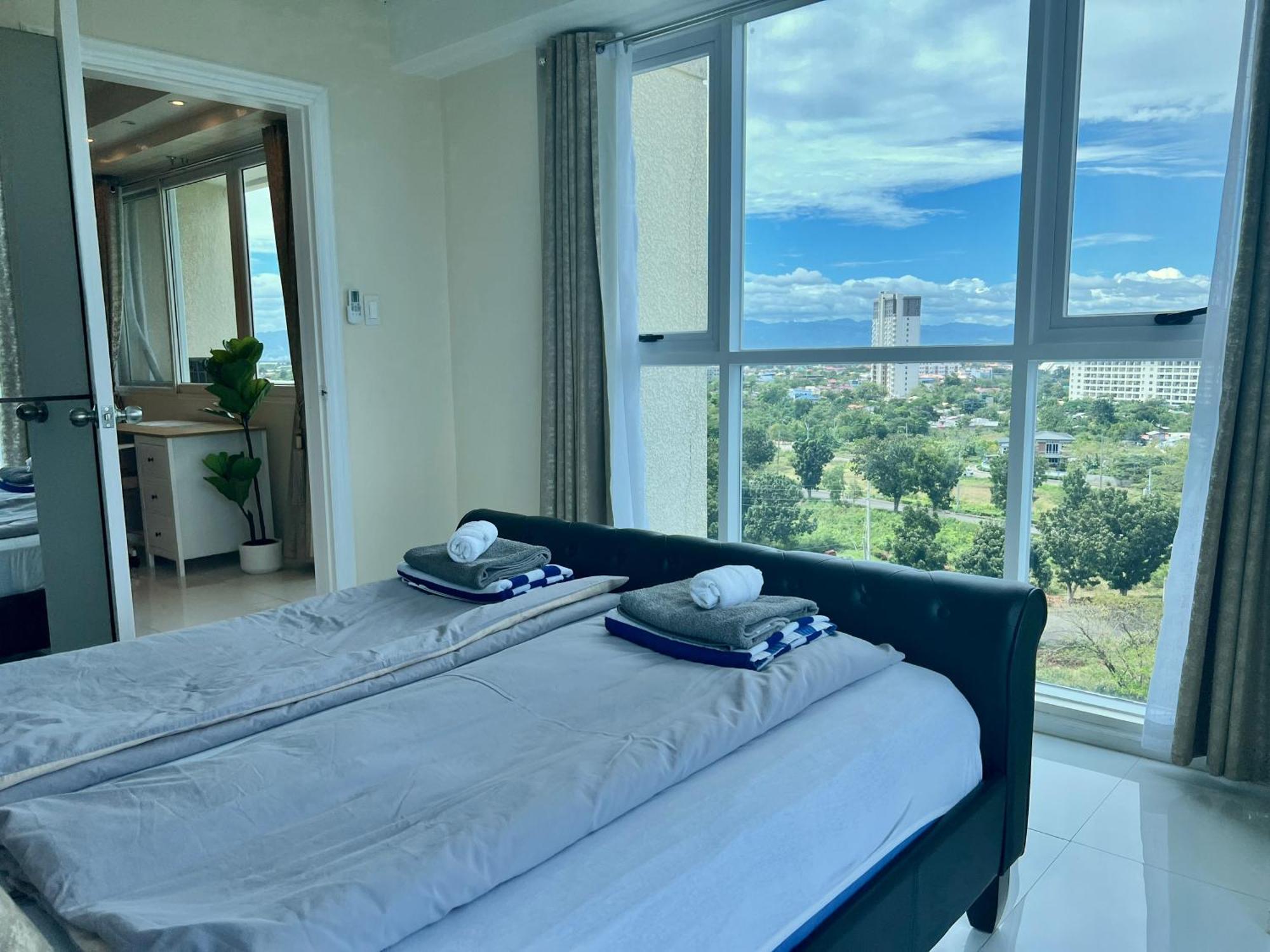 La Mirada Residences Sea-view Apartment