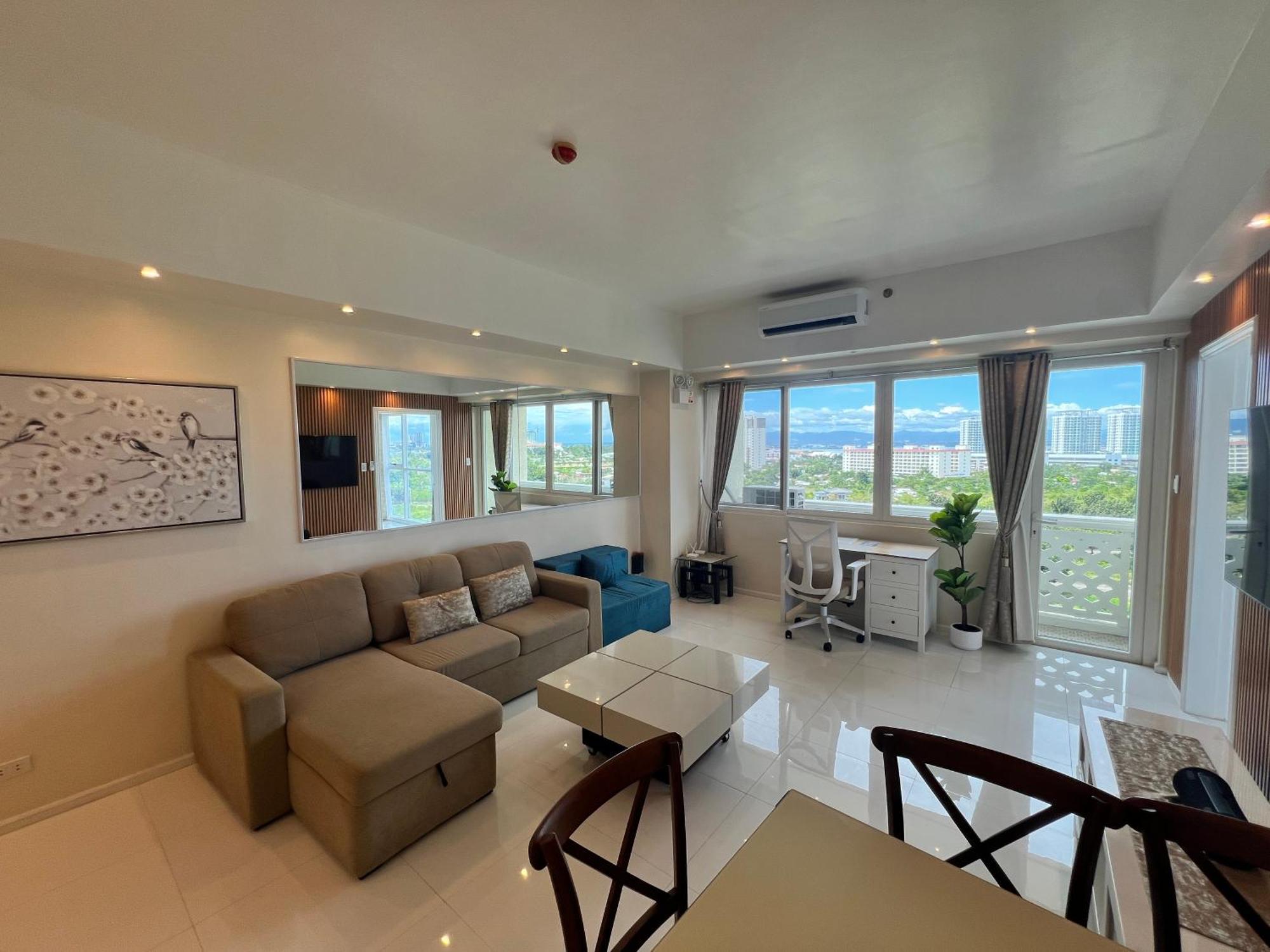 La Mirada Residences Sea-view Apartment *