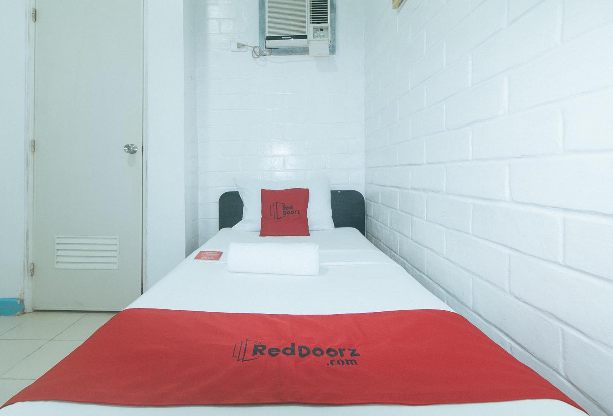 Reddoorz At La Maria And Tourist Hotel 3*