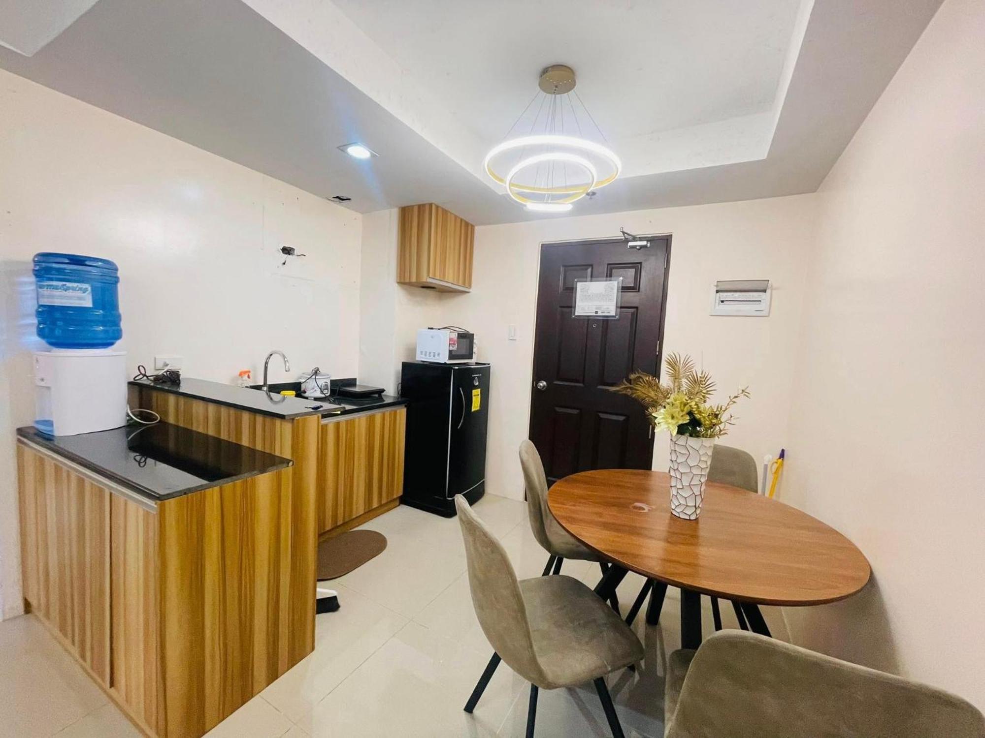 1426 Family & Barkada Staycation For 8 Pax Apartment *