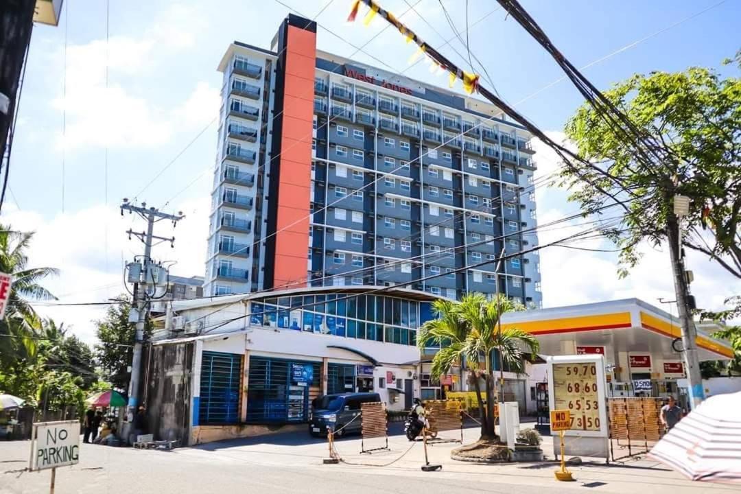 Aparthotel La Staycation At West Jones Residences *