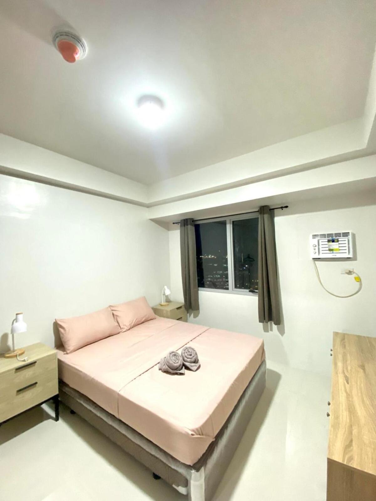 One Br With Balcony At East Gate Apartment Cebu