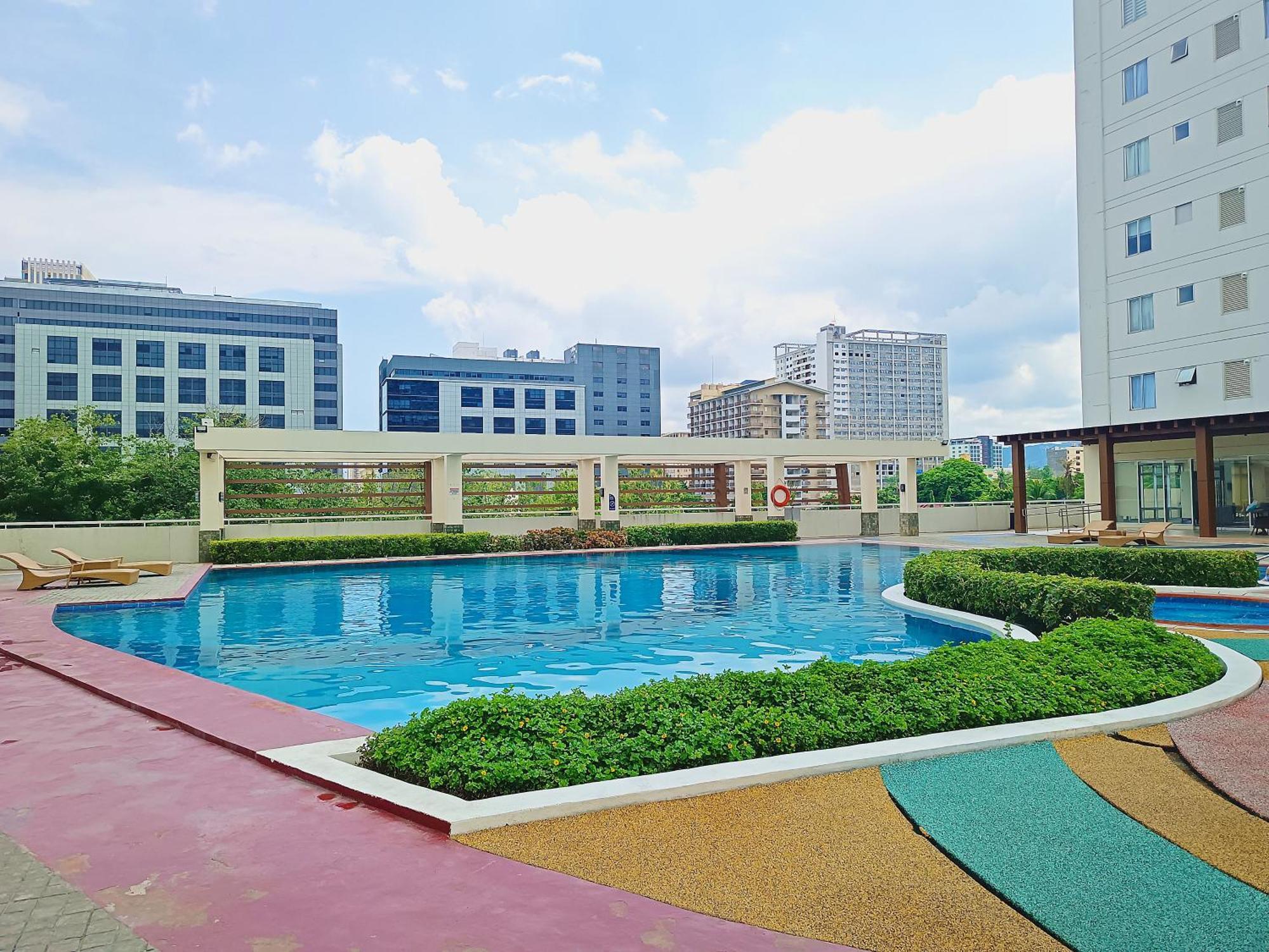 2012t2 Avida Towers It Park 1bedroom Unit Queen Bed * Cebu