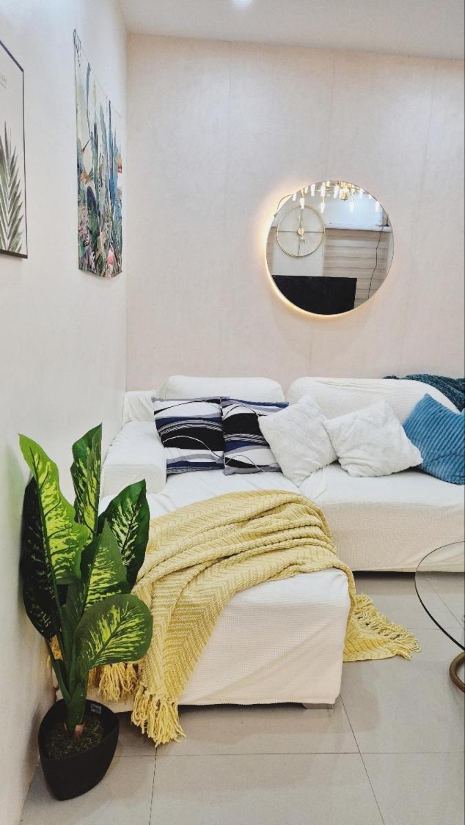 Bahay bakasyunan Movie Screen& 4rooms Private House Near J Park Cebu