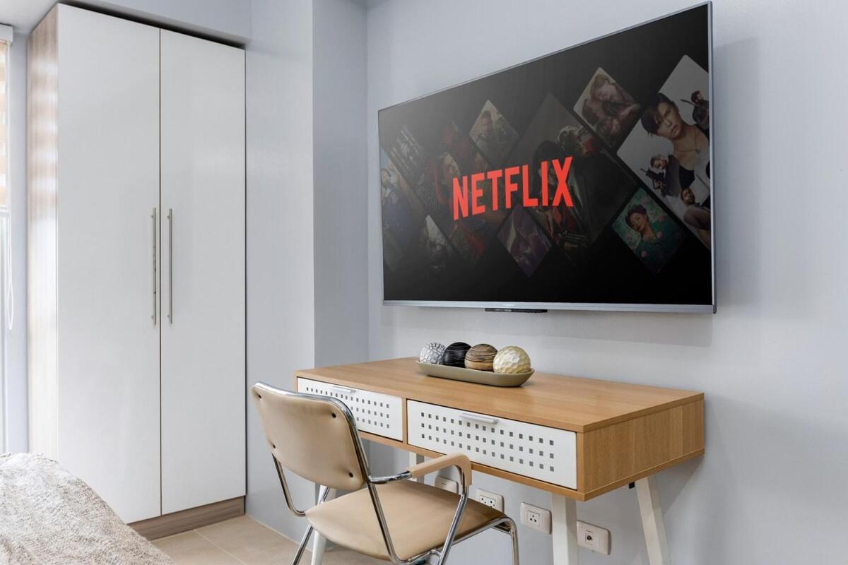 Furnished In It Park With Wifi, Netflix And Pool Access *