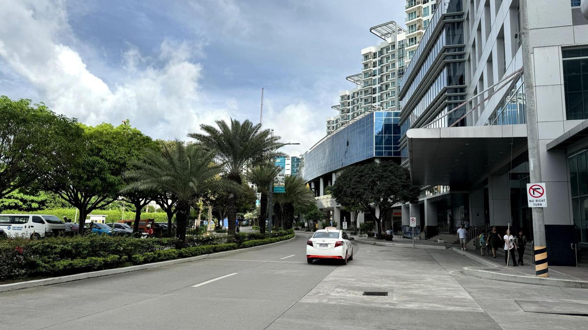Mactan Newtown 1-bedroom Unit With Pool View And Seaview Apartment *