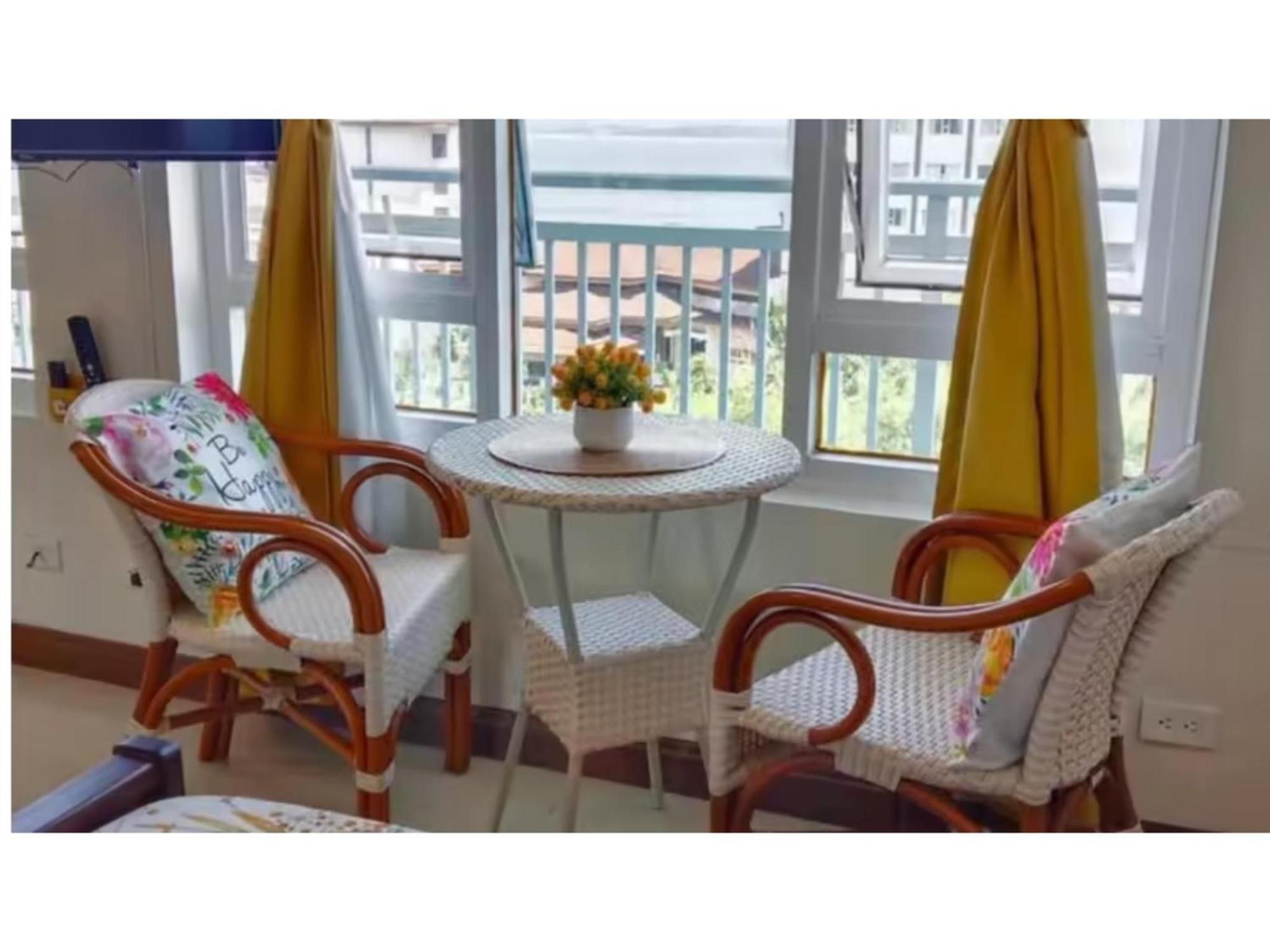 Spacious Unit With Balcony And Seaview