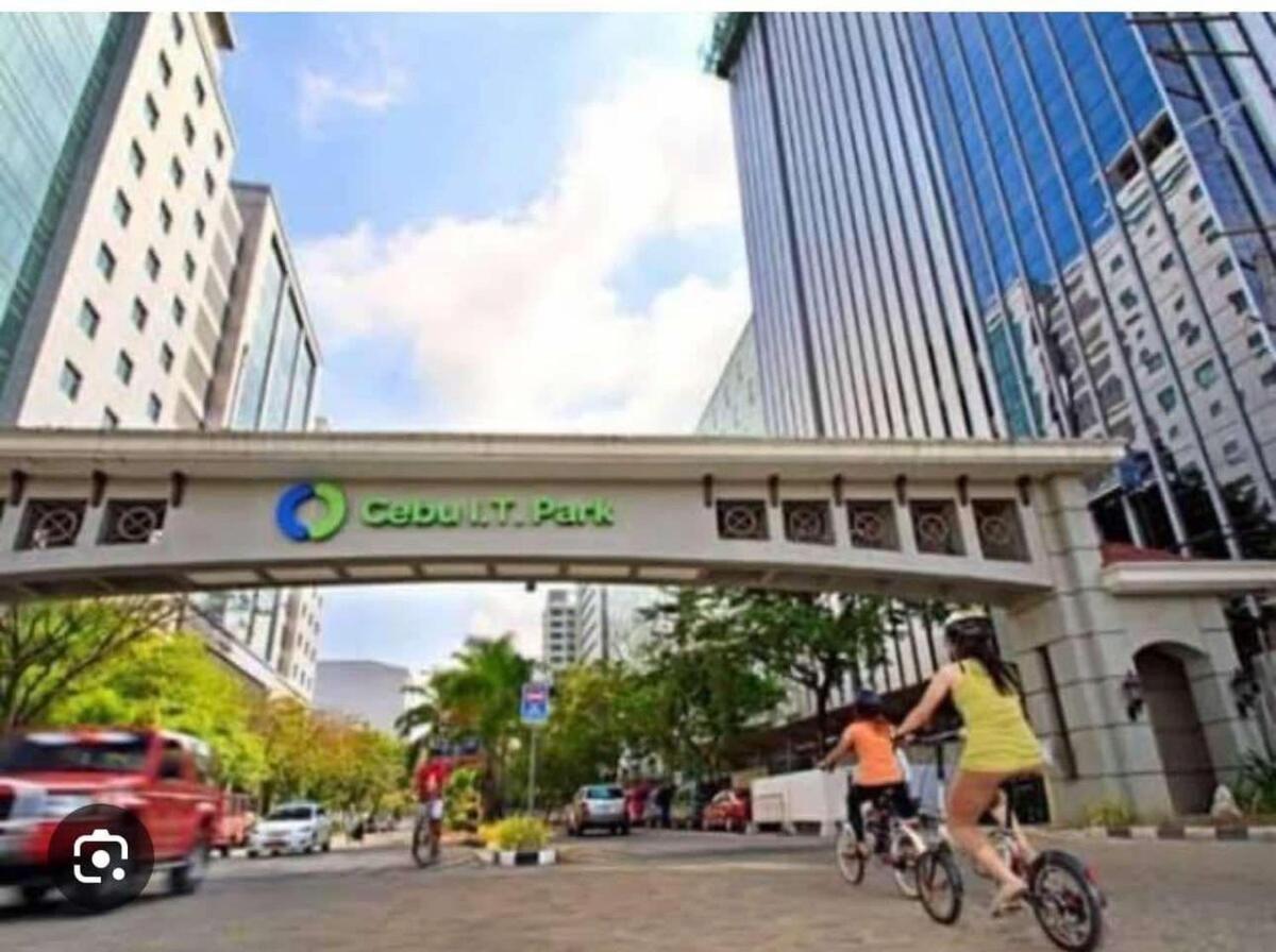 2 Bedroom Unit In It Park - Good For 5- Max 8 Pax
