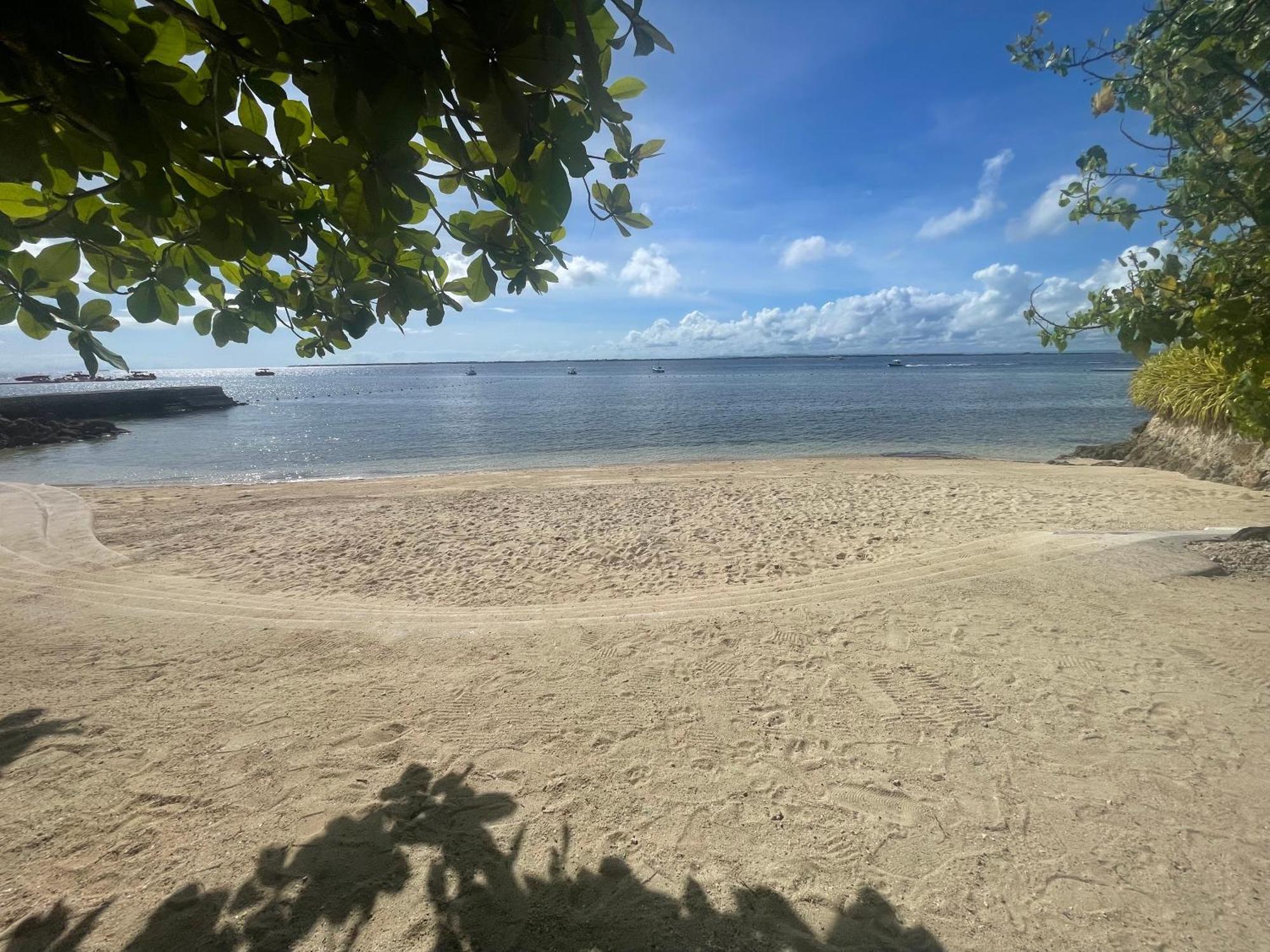 Condo With Private Beach At Tambuli Beach Resort Near Airport In Cebu Lapu-Lapu City