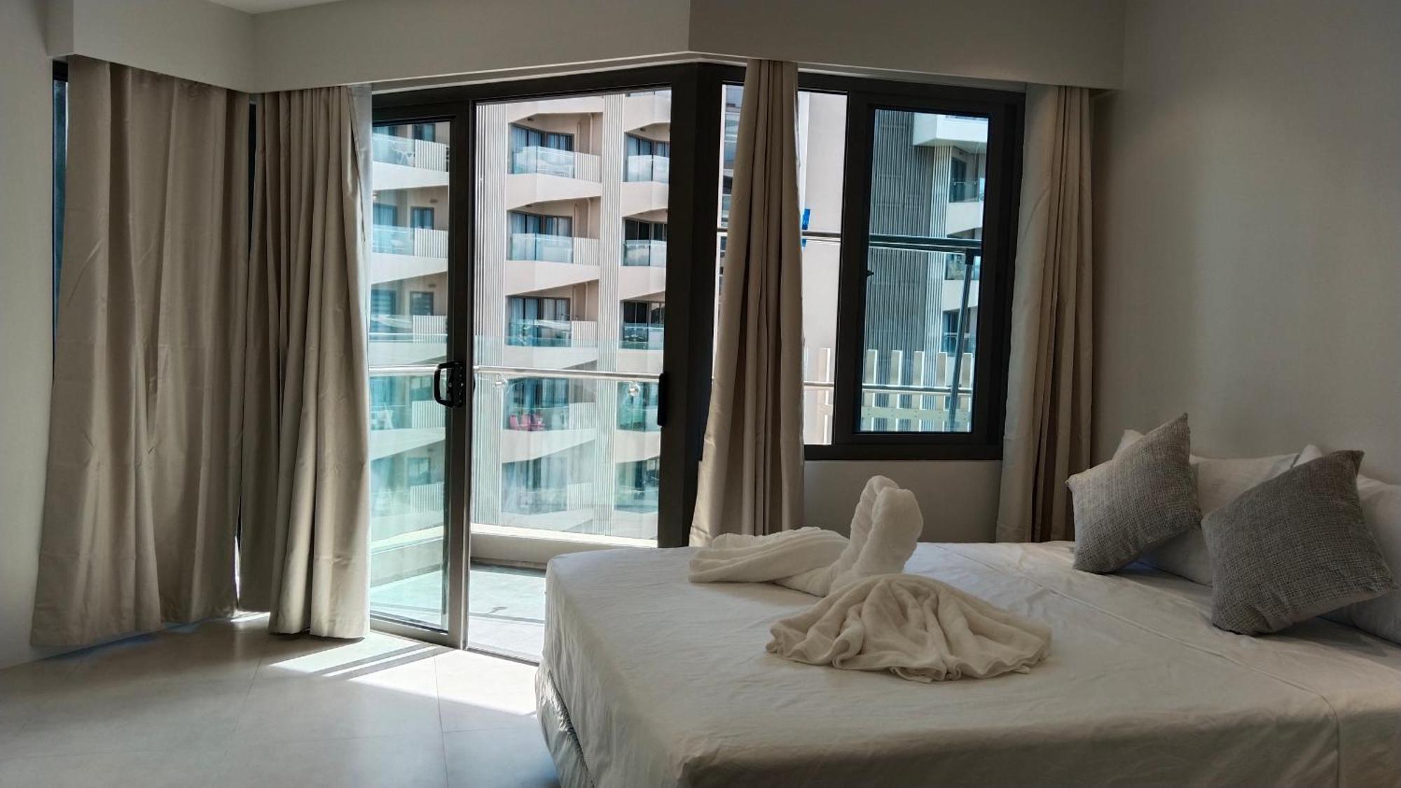 Apartment Deluxe Ocean View In Tambuli Seaside & Only 1 Residential Pool Is Free To Use