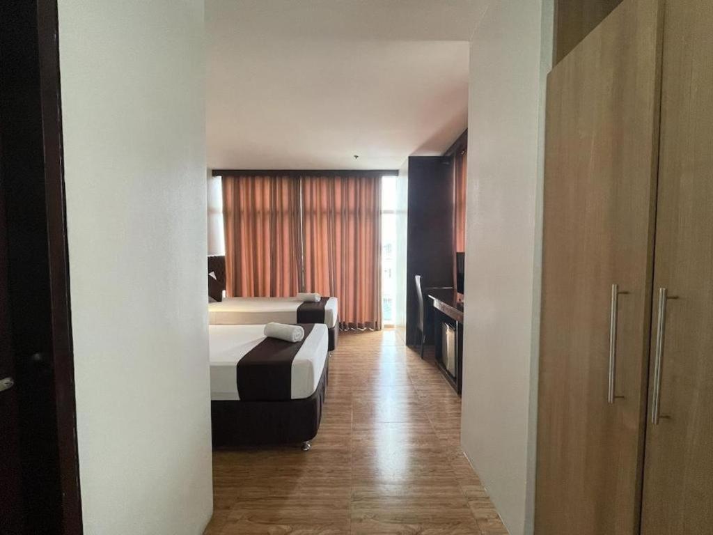Hotel Capitol And 2*