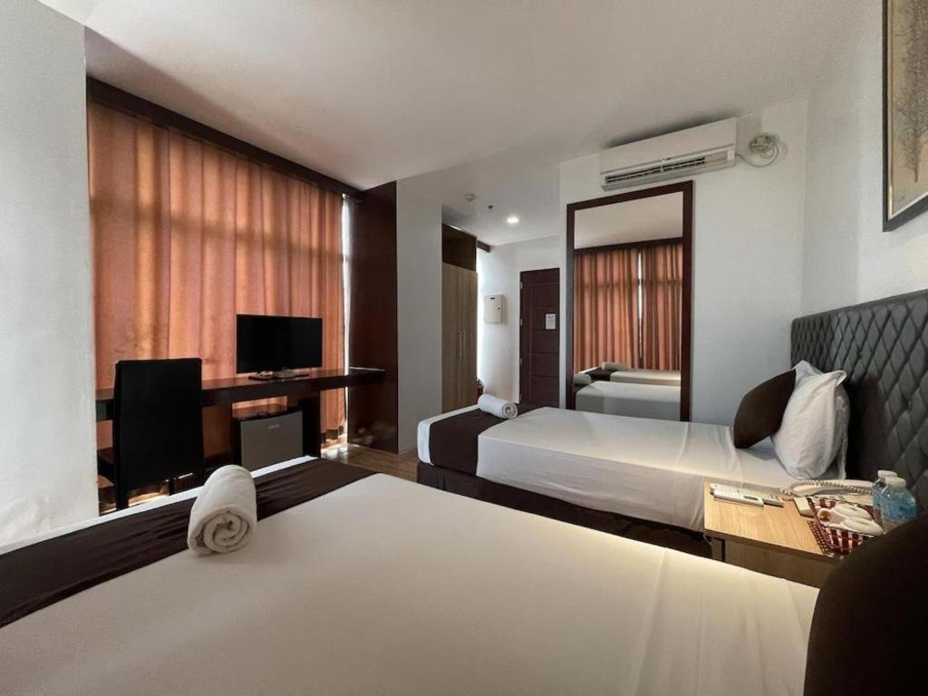 Capitol And Hotel 2*