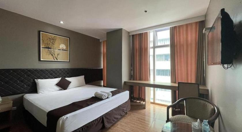 Capitol And Hotel 2*