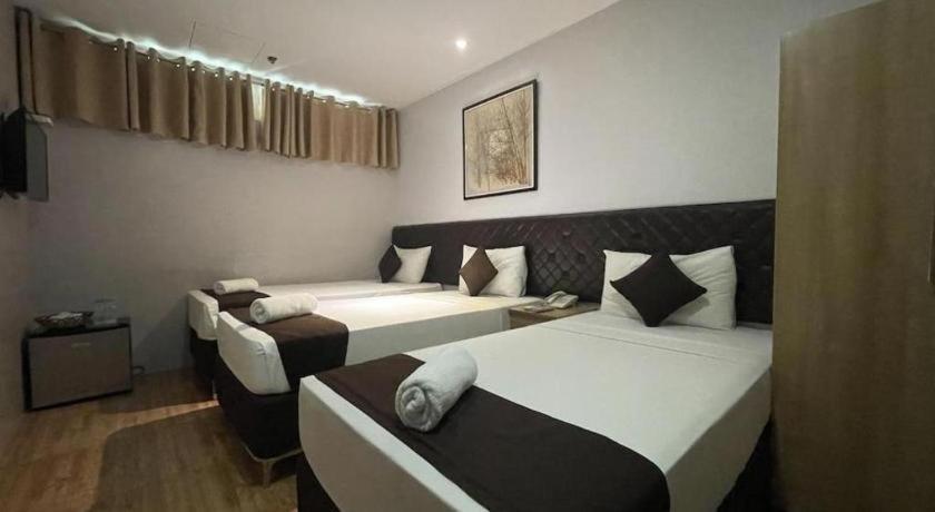 Hotel Capitol And 2*
