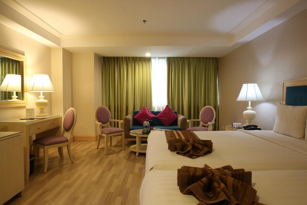 Hotel Crown Regency & Towers 4*