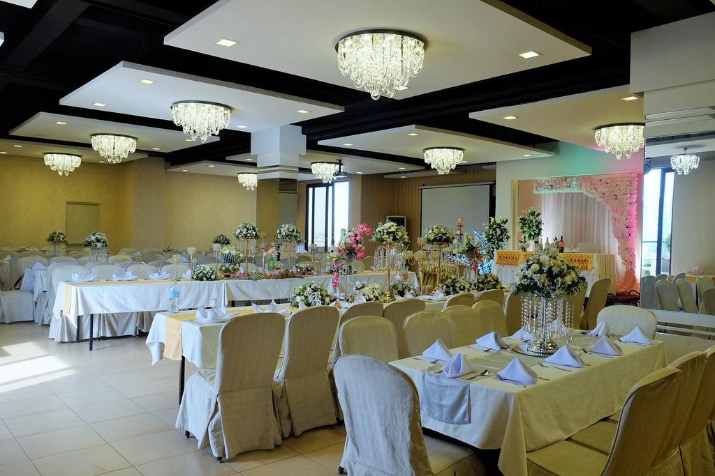 Castle Peak Hotel 3*