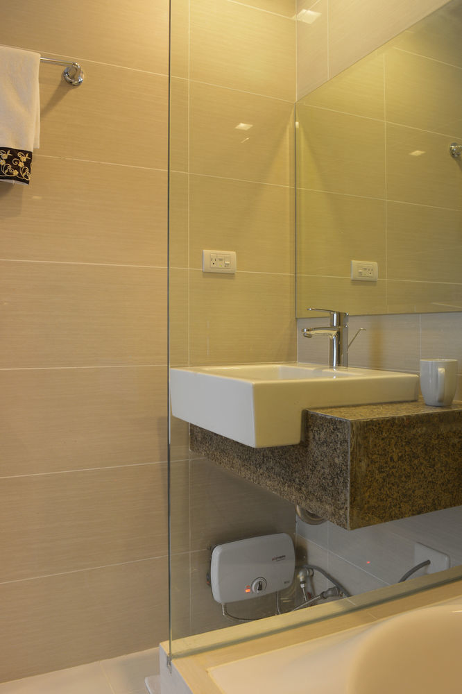 8 Newtown Boulevard Apartment *