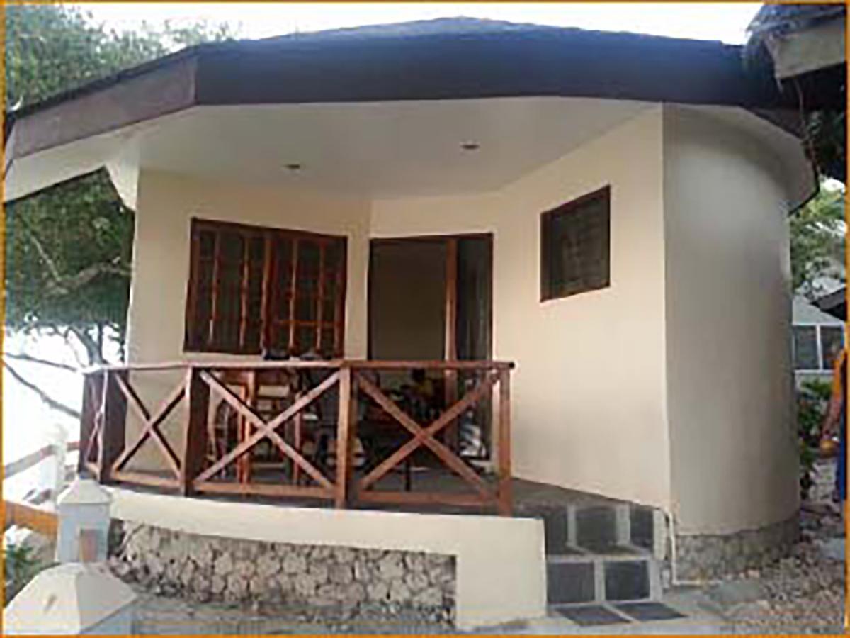 Pescador View - Beachfront & By The Ocean Hostels & Restaurant Moalboal Resort