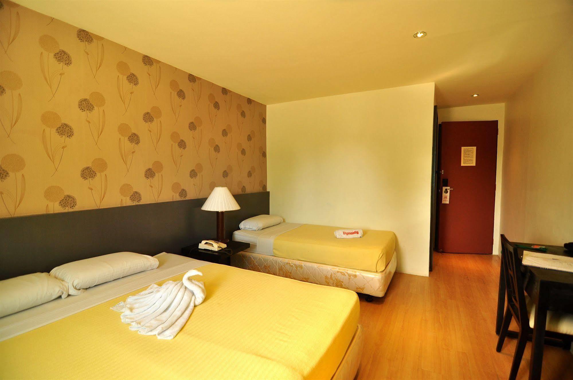 Dynasty Tourist Hotel 3*