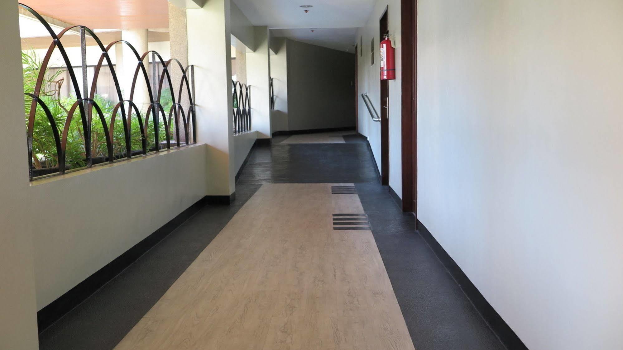 Century Plaza Hotel 3*