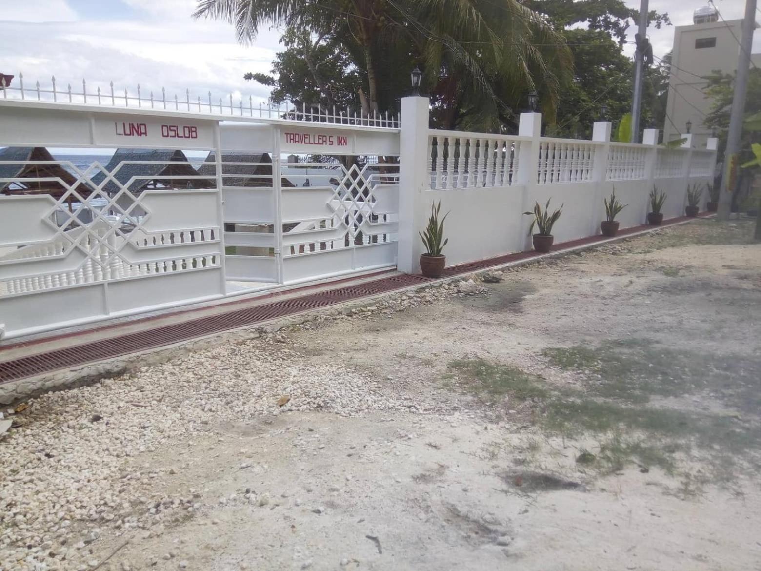 Luna Travellers - Front Guest house Oslob