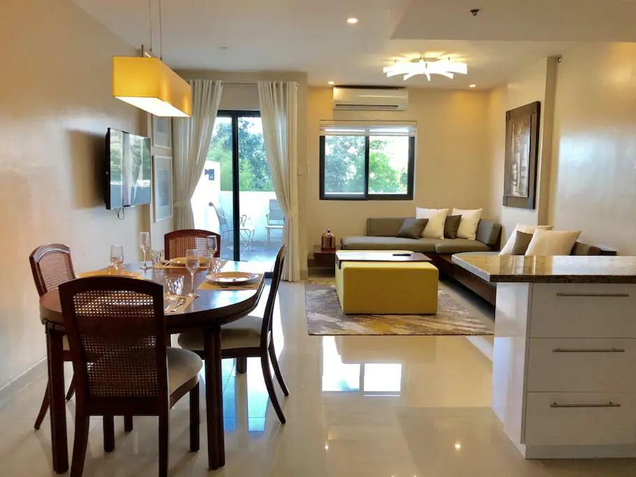 500mbps Wi-fi 2 Largest 2 Bdrm In Grand Residences Apartment *