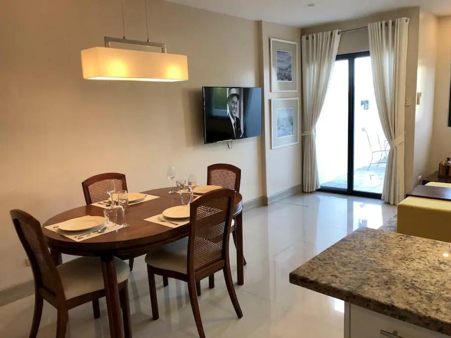 Apartment 500mbps Wi-fi 2 Largest 2 Bdrm In Grand Residences *