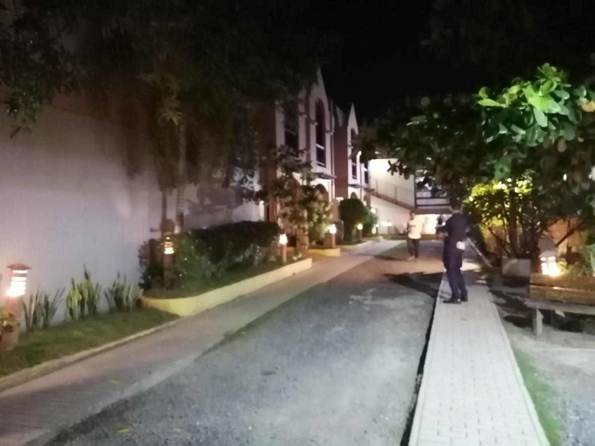 Manora Inn *