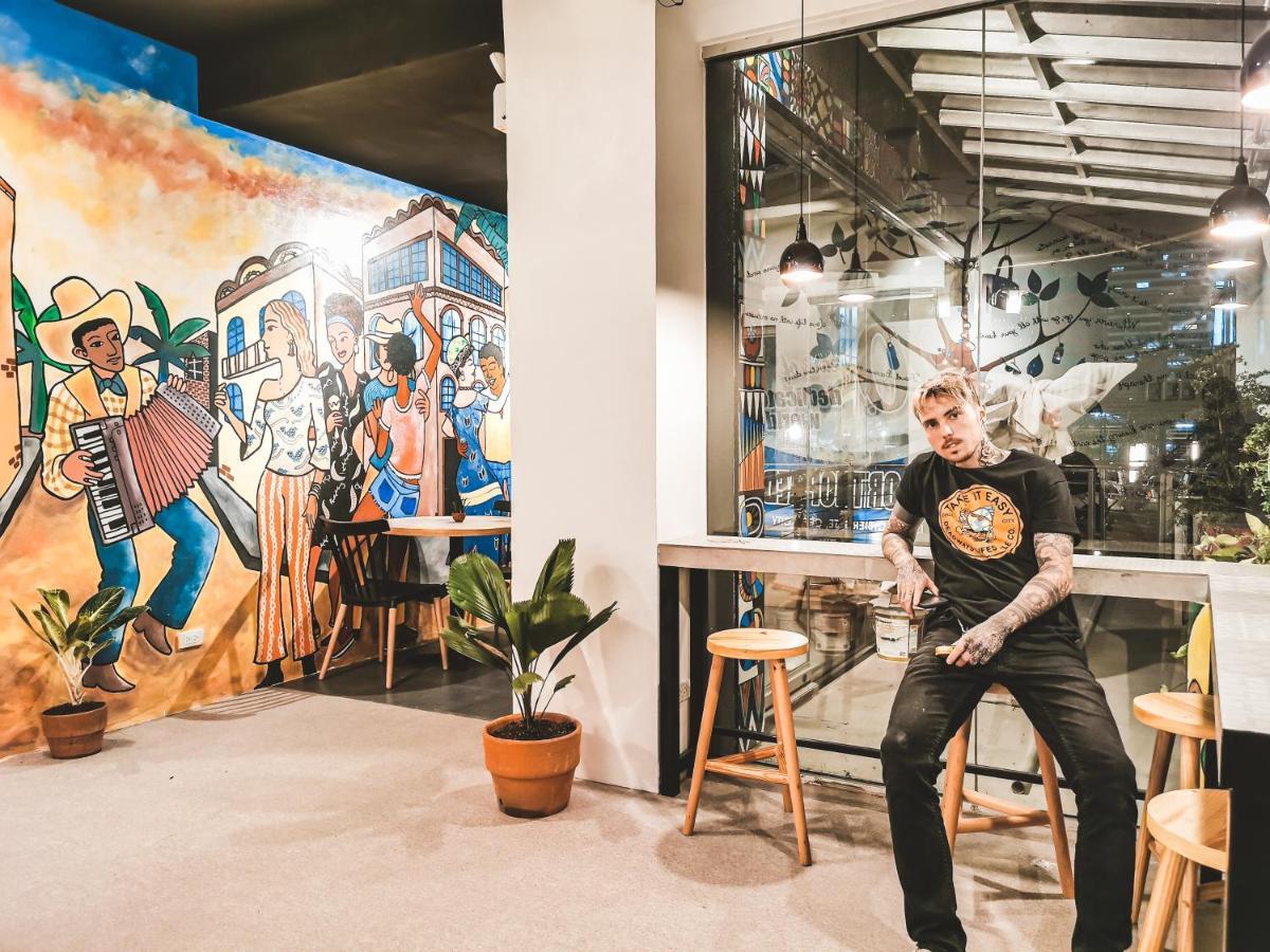Murals Sleepbox (adults Only) Hostel *